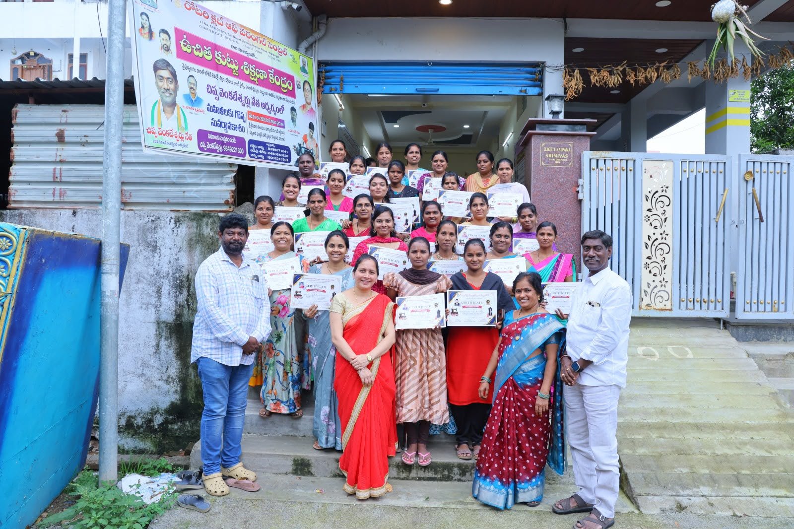 కుట్టుశిక్షణ ముగించుకున్న మహిళలకు సర్టిఫికెట్స్ పంపిణీ చేసిన-- చిప్ప వెంకటేశ్వర్లు నేత 